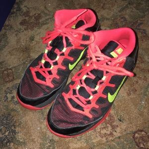 boys nike black and red basketball shoes